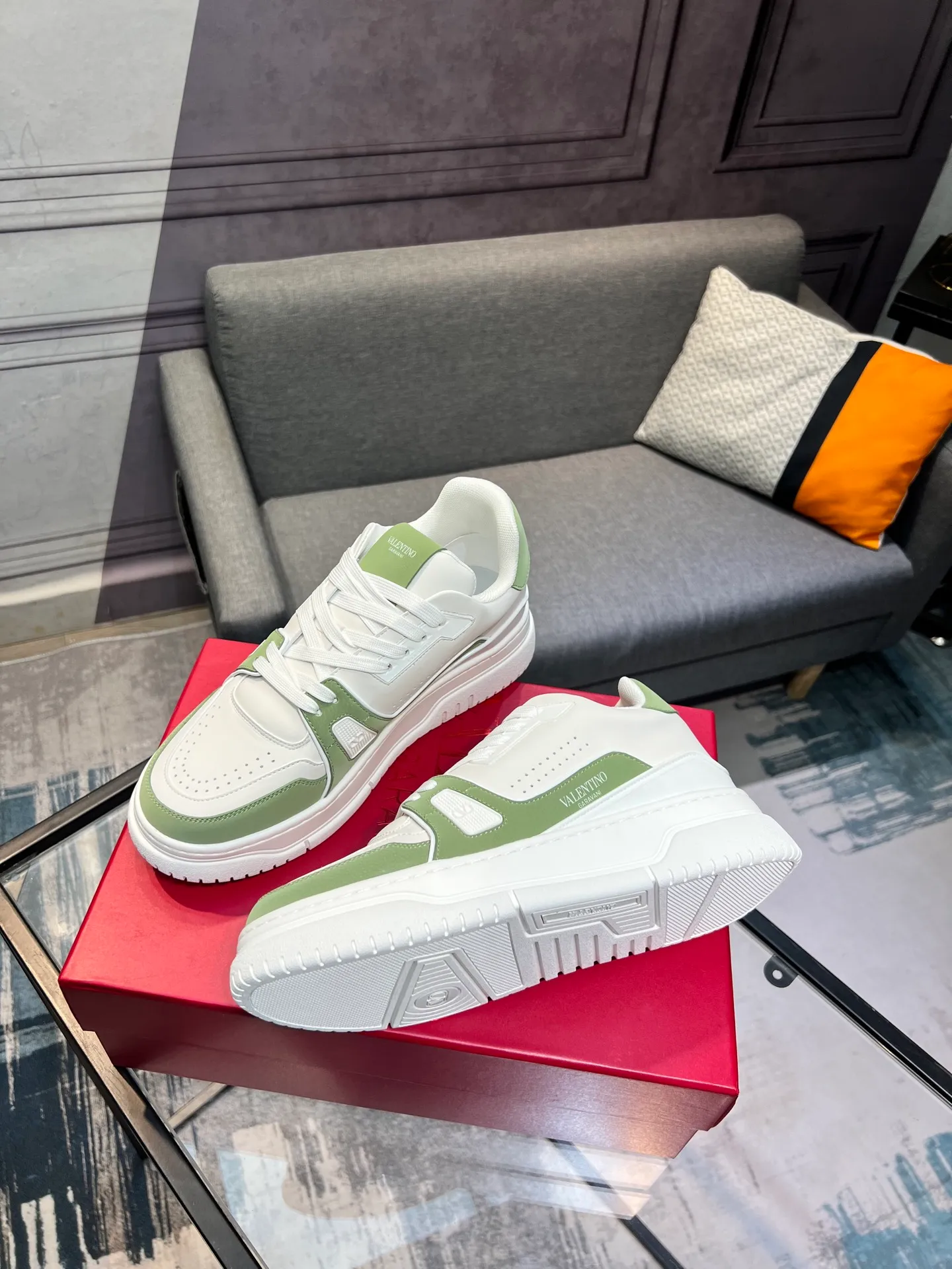 Men's Men's Shoes 💰660 Valentino 2023 early autumn new star shoes are now online! Wang Hedi and Ren Jialun have been worn by many celebrities. Who can refuse the same couple shoes as Wang Hedi! The design of Stars Stab My Heart is cool and spicy. The material of the shoes is cowhide, and every color is beautiful! Size 35-40, men’s size 39-44 (women’s 41, men’s 38, 45🉑️customized)